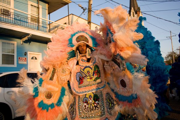 Otra muestra de los vistosos trajes de los Mardi Gras Indians. Foto: Derek Bridges